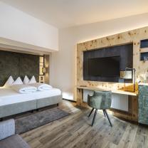 38-9926-print_Heidi-Hotel-Falkertsee_by_Gert_Perauer