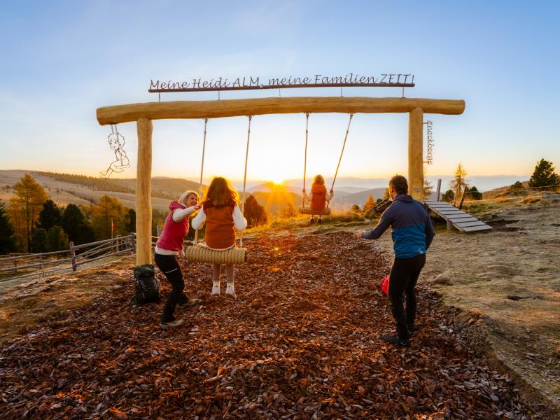 ZEITplatz_Panoramaschaukel Heidi Alm Falkert_Meine HeidiALM, meine FamilienZEIT_Familie_Nockberge_Herbst &copy;Gert Perauer_MBN Tourismus (1)